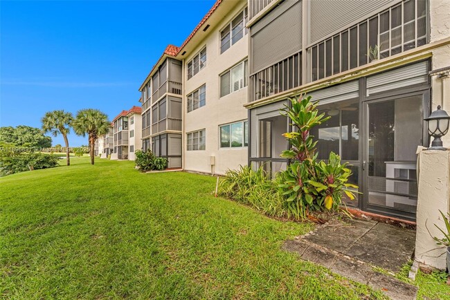 Building Photo - 9811 N Hollybrook Lake Dr