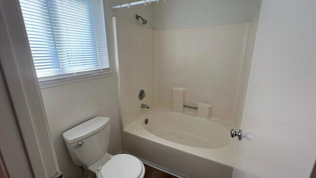 Building Photo - (APPLICATION PENDING) West Lancaster Home in a cul-de-sac