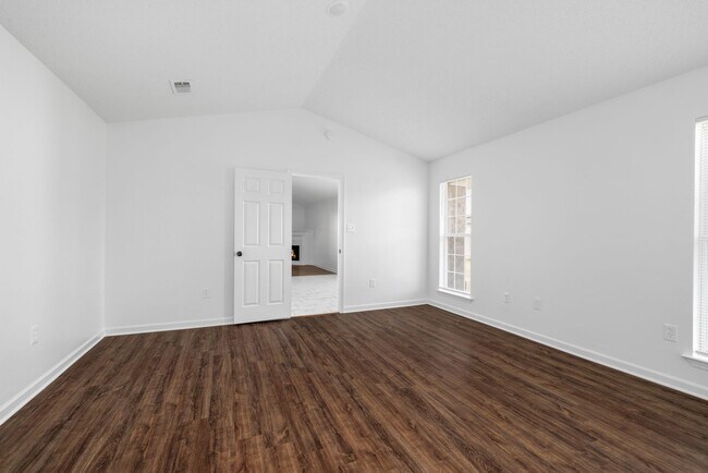 Building Photo - Recently renovated 3 bedroom, 2 bathroom h...
