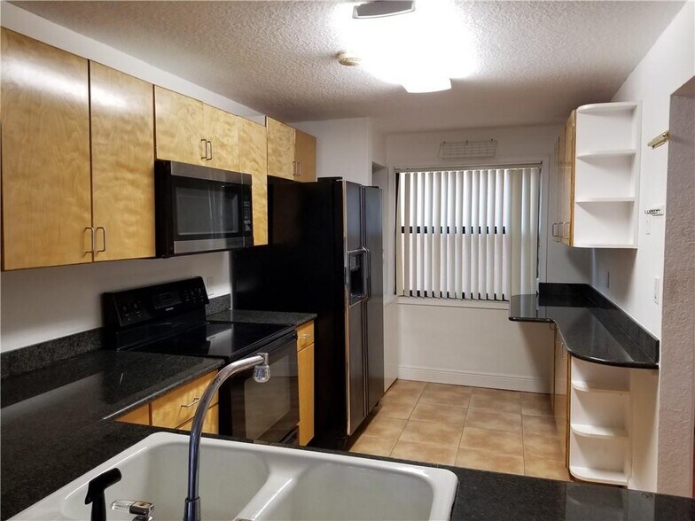 Building Photo - 430 Commodore Dr