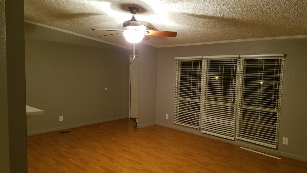Building Photo - 3150 Greenwood Dr