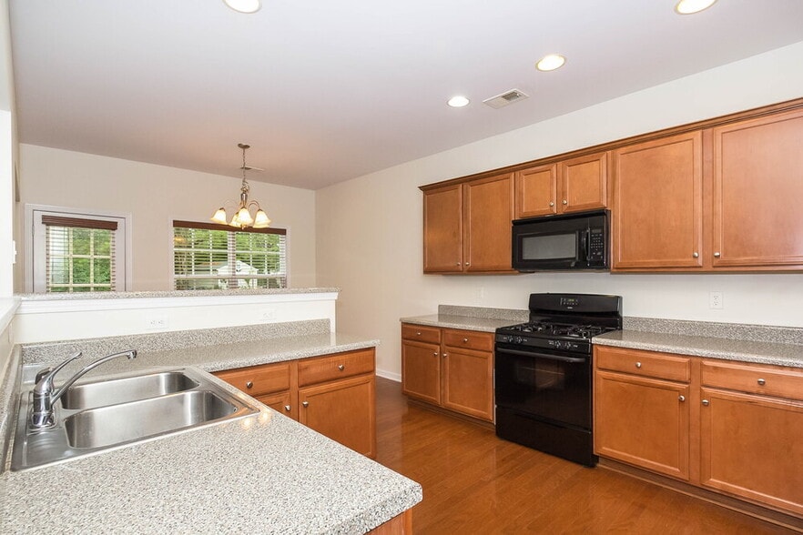 Building Photo - 250 Lantana Dr