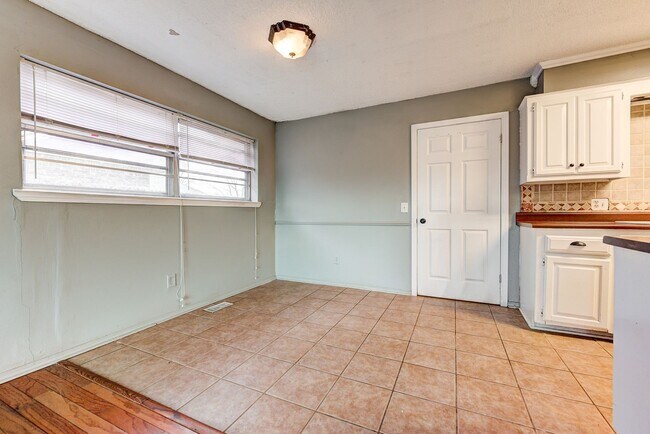 Building Photo - Updated Edmond Home with Newer Flooring