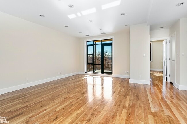 Building Photo - Big 3 Bedroom w/Private Balcony