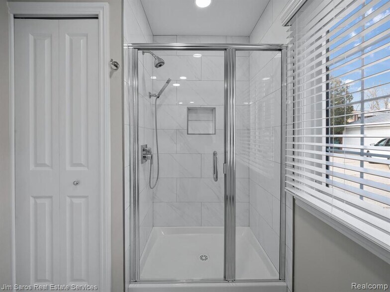 Building Photo - 895 Harcourt Rd