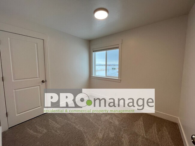 Building Photo - 3 Bed, 2 Bath Town Home w/ 2 Car Garage - BRAND NEW - Idaho Falls