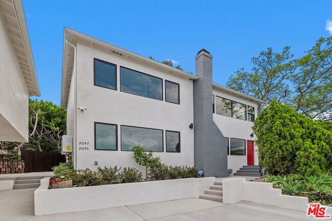 Building Photo - 2047 Paramount Dr