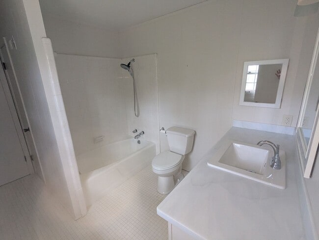 Building Photo - 3 bedroom 2 bath in Northwood Lake