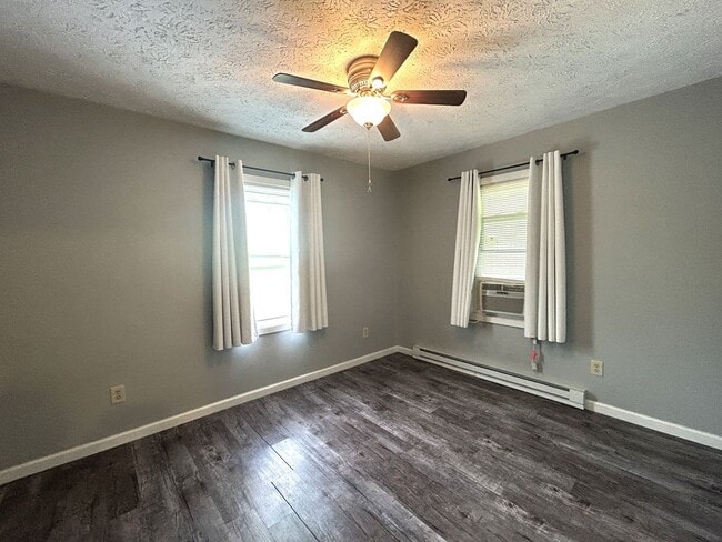 Building Photo - Three-Bedroom Upper Duplex Near Downtown B...