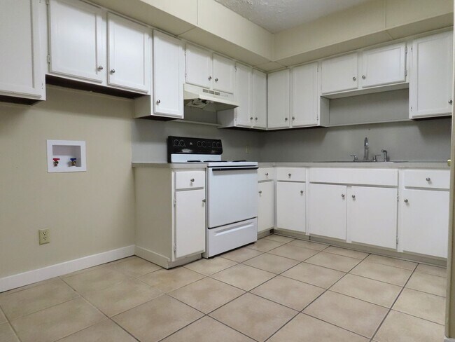 Building Photo - South Tyler! Spacious 3 Bedroom, 2 Bath Du...