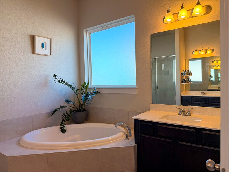 Principal Bath - 11001 Charger Way