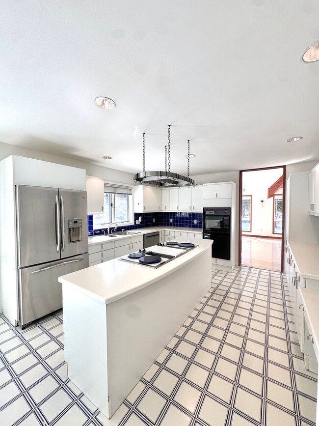 Building Photo - GRAND FIVE BEDROOM HOME