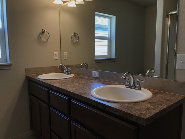 Building Photo - ONE MONTH FREE OF RENT!! Well Maintained, High Ceilings, Bonus Room, Great Location!