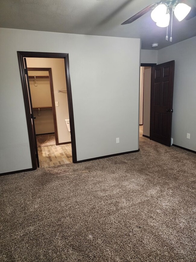 Building Photo - Three bedroom two bathroom Twin home