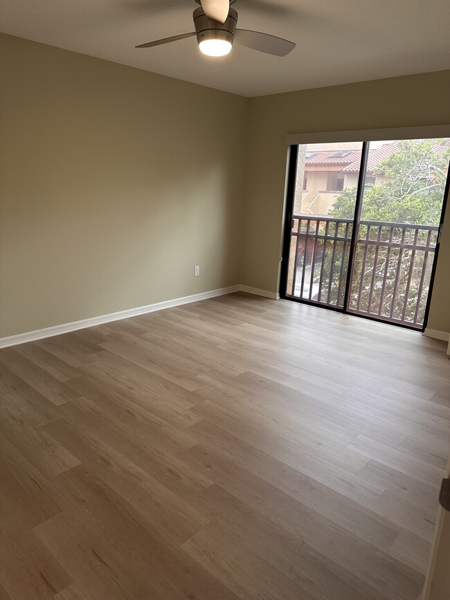 2nd bedroom with sliding door and screens - 2912 Lake Pineloch Blvd