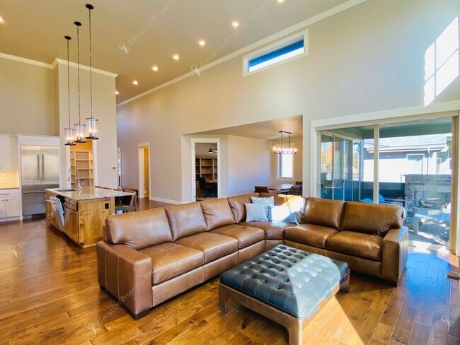 Building Photo - Luxury Single-Level 3BR - 3.5BA Living in Tetherow