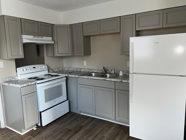 Building Photo - 2 bedroom 1 bath Duplex &  Washer & Dryer ...
