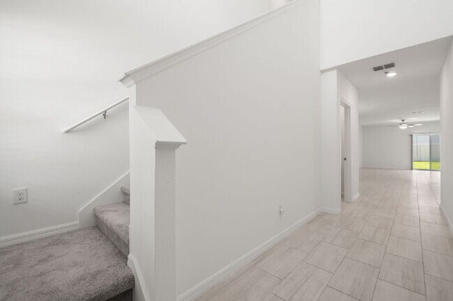 Building Photo - LIKE NEW Home For Rent in Zephyrhills!