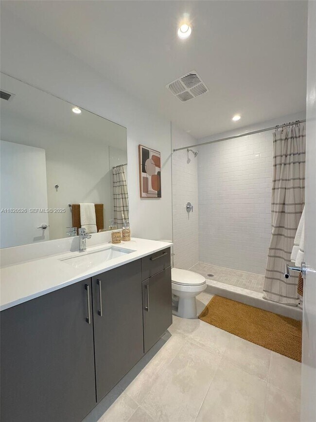 Building Photo - 1642 NE 1st Ave