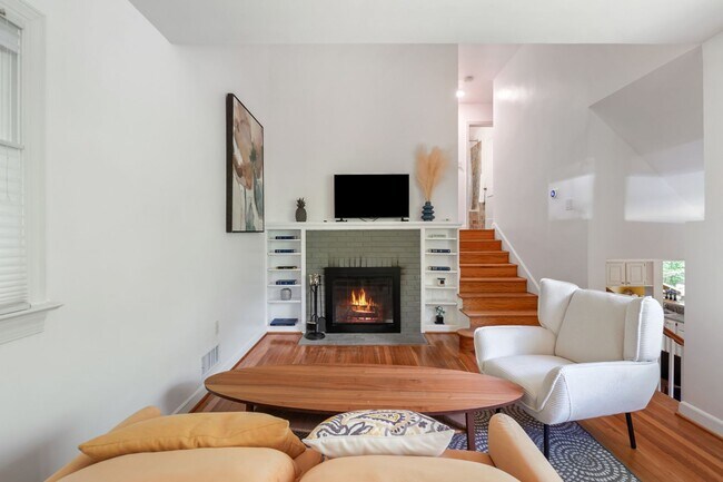 Building Photo - 3 Bed 1.5 Bath - Takoma Park Cottage - Mov...