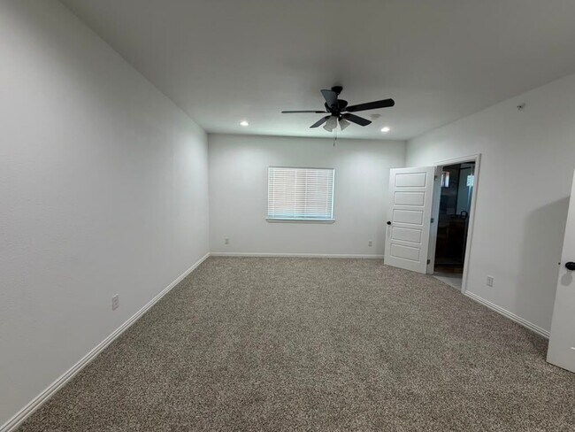 Building Photo - 6800 Oak Crest Dr W
