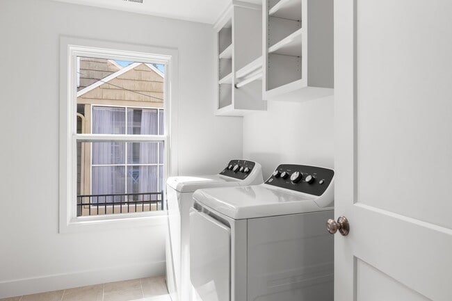 Building Photo - Main St Townhomes