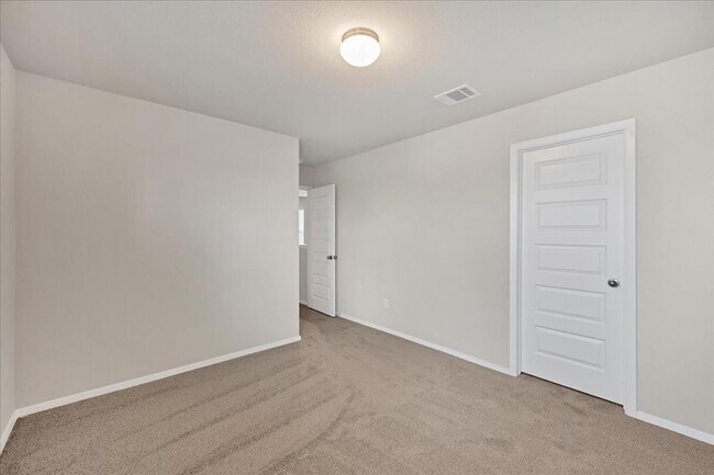 Building Photo - 116 Honeybee Ln