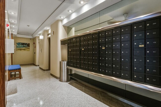 Building Photo - Downtown Honolulu Condo - AC . W/D . Full Kitchen