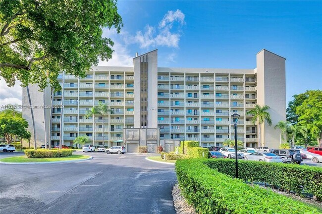 Building Photo - 2205 S Cypress Bend Dr