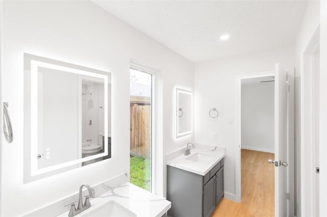 Building Photo - 15707 Amapola Dr