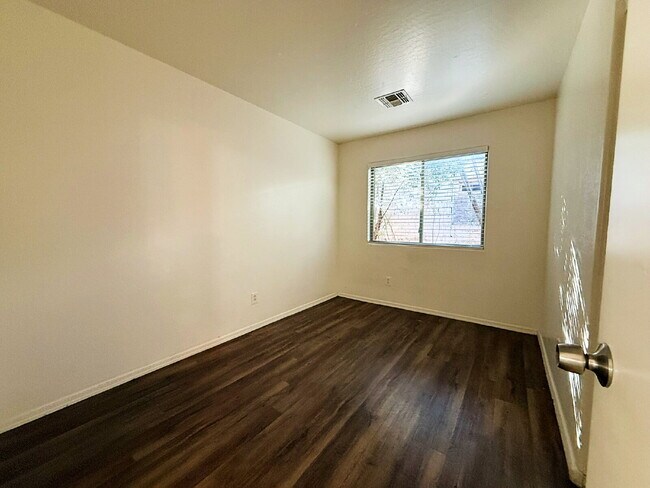 Building Photo - "Spacious 4-Bedroom Townhouse in Prime Phoenix Location – Quiet and Move-in ready!"