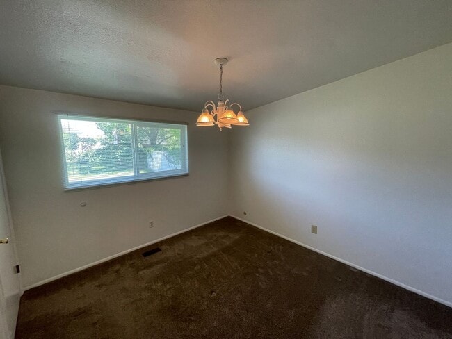 Building Photo - Great 5 Bed/3 Bath home in Orem