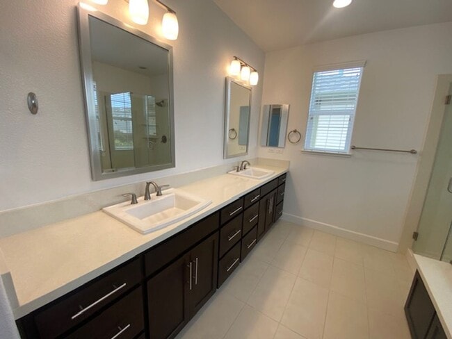 Building Photo - Beautiful Marina Home!