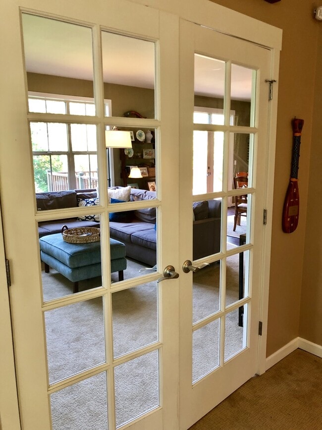 Building Photo - Gorgeous Bainbridge Estate available now.....