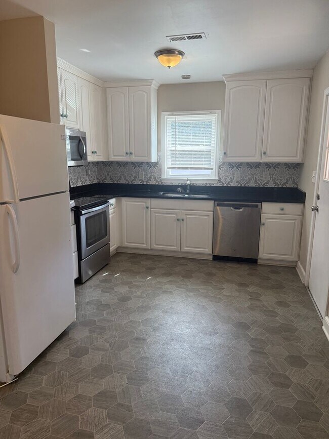 Building Photo - Adorable 2 Bedroom with Stackable Washer/Dryer