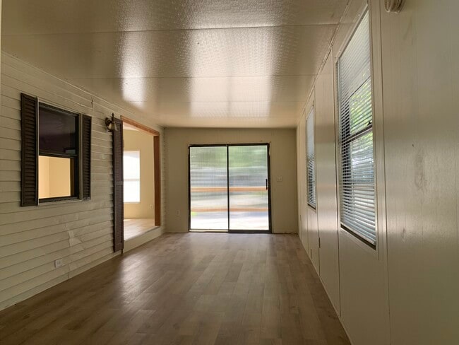 Building Photo - 723