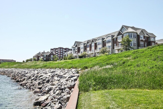 Building Photo - 3872 S Lake Dr
