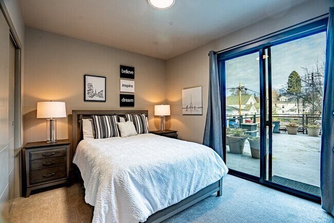 Building Photo - 727 E Front Ave