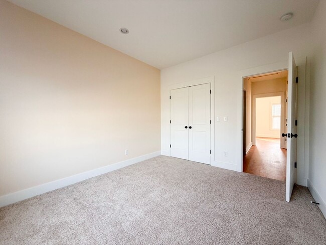 Building Photo - 4-Bedroom HOA Townhome with Pool Access Near Downtown Cookeville