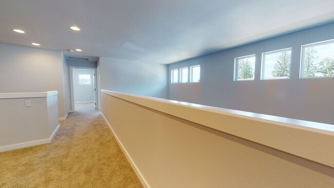 Building Photo - Large & Luxurious 3 Bedroom Available Near...