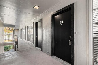 Building Photo - 320 E 4th St