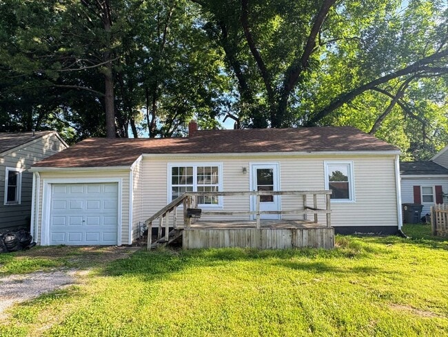 Building Photo - 2324 E Riverside Dr