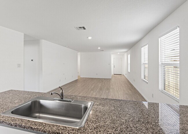 Building Photo - "Gorgeous 3-Bedroom Home with 2 Full Baths in San Antonio's Serene 1450 Sq Ft Retreat!"