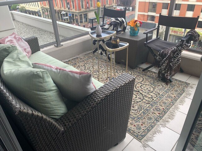 Building Photo - Gorgeous Condo in East Village!