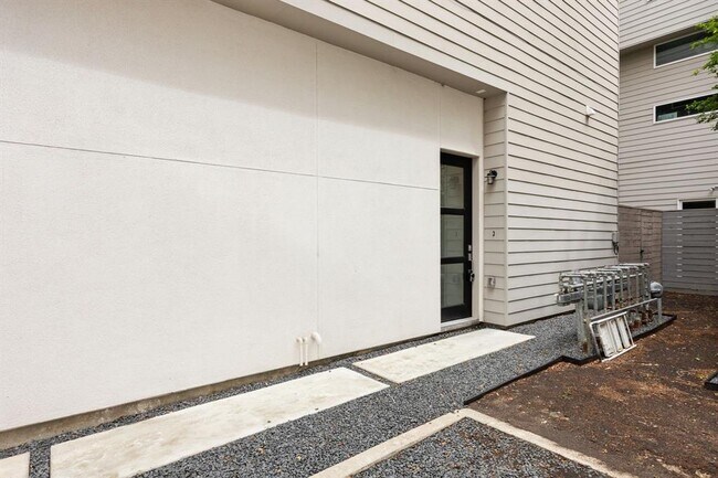 Building Photo - 5866 E Post Oak Ln