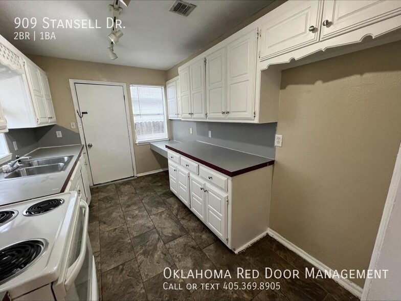 Building Photo - 909 Stansell Dr
