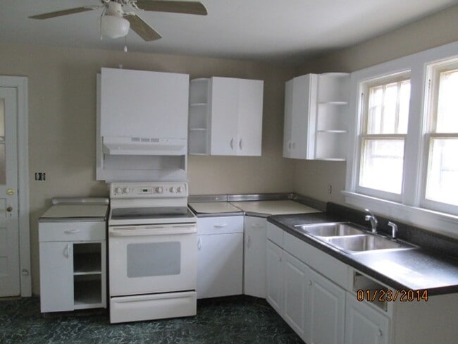 Building Photo - 3 bedroom home on 5 acres
