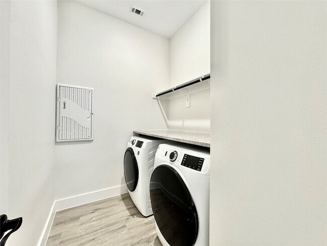 Building Photo - 8513 Shoreham