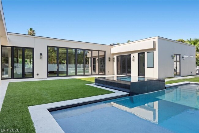 Building Photo - 2401 Driftwood Dr