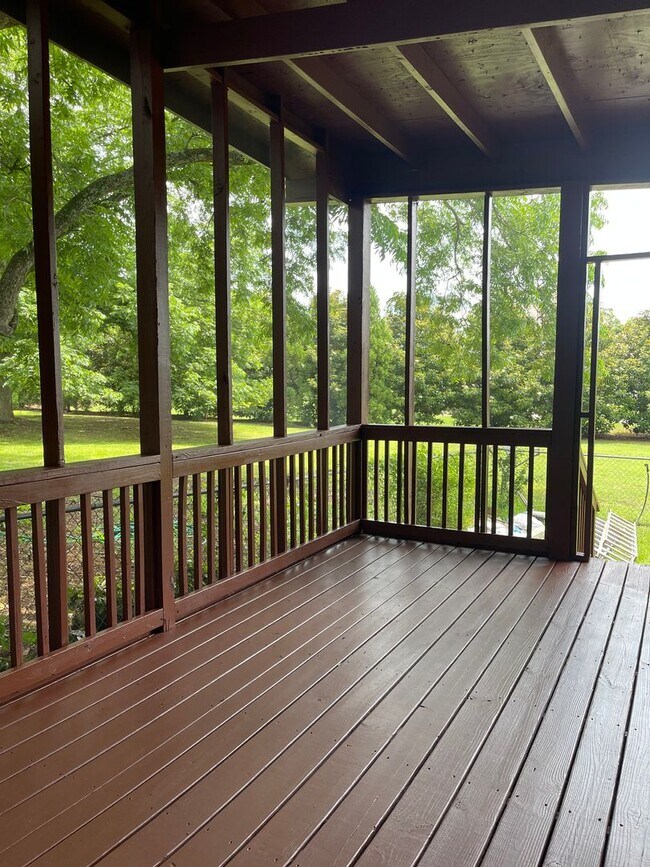 Building Photo - 4 BR/ 3 1/2 Bathrooms Home Centrally locat...